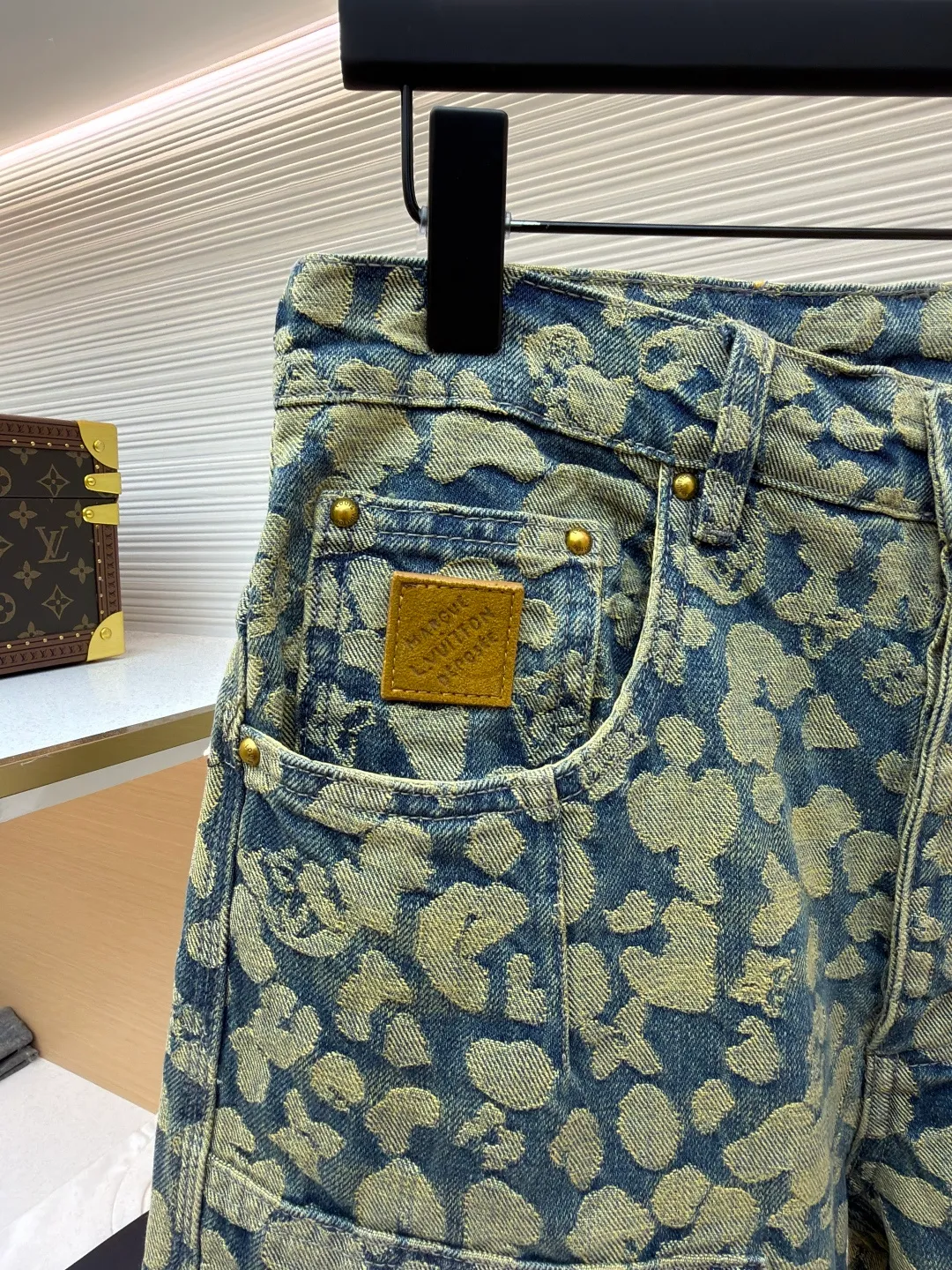 LOUIS VUITTON letter jacquard pearl buckle work denim trousers ●Original version: Purchased and developed by 14099 ●Item number: 1682239-B85 ●Material: denim fabric ●Technology: jacquard production ●Version: fitted version ●Weight: about 905 grams ●Size: 28-30-32-34-36 ●Description: These printed jeans are made of 12-ounce heavyweight denim. They are treated with enzyme washing and stone grinding. The fabric is soft and retains a crisp texture, while forming a natural distressed texture. The camouflage printing on the trousers adopts digital direct injection technology, and the ink penetrates into the yarn. The pattern color is firm, layered and not easy to crack and fall off. The shape is a loose straight cut, using three-dimensional cutting technology to fit ergonomics, and the crotch is reinforced with classic horsetail technology to improve wearing comfort and durability. The waistband is equipped with custom-made metal buttons and I-buckles, which have been treated with anti-oxidation plating and have a thick texture. The edges of the pockets are made of double-lane stitching, with fine and even stitching. The side seams and inseam are all hemmed, and every stitching is tightly stitched. The exquisite trousers-making craftsmanship and quality control are demonstrated in every detail. The overall wiring is straight and delicate, the fabric is comfortable and soft, and the color is consistent without color difference. It can be matched with the same style to create a fashionable look and control various occasions. Customized accessories, complete with three standards, same style for men and women!